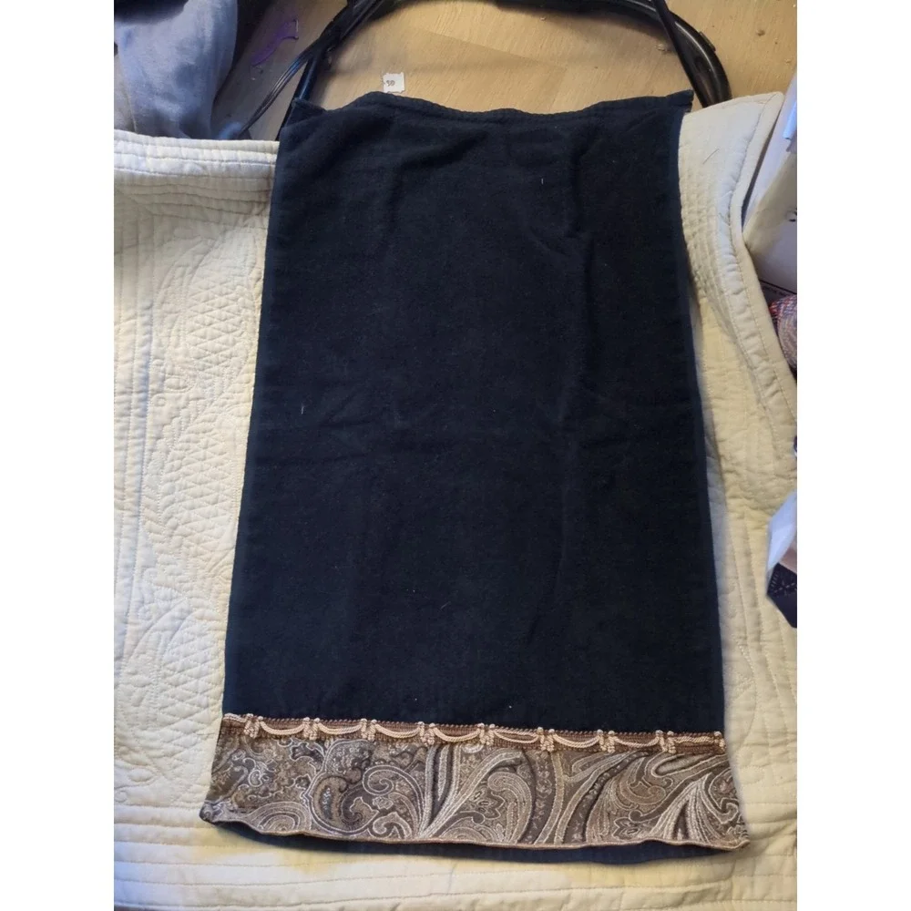 AVANTI LUXURY Black With Gold Hand Towel